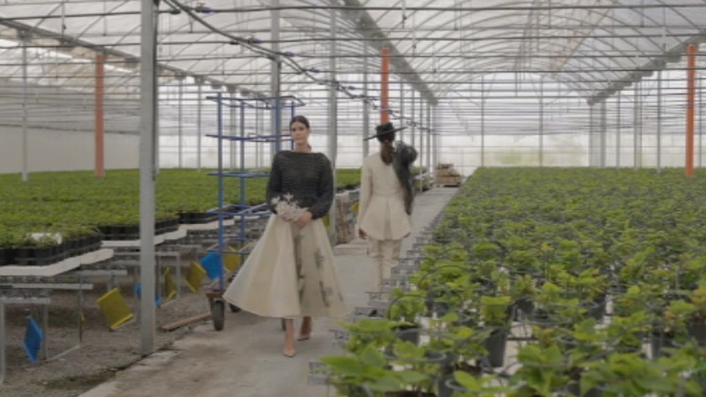 Agricostura: moda femenina hecha con plásticos de los invernaderos