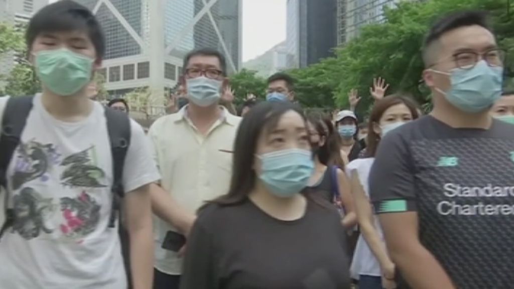 Hong Kong prohíbe el uso de máscaras a los manifestantes