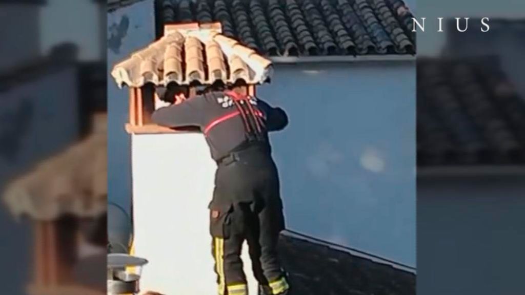 Rescatan a un joven atrapado en una chimenea que intentaba robar en una casa