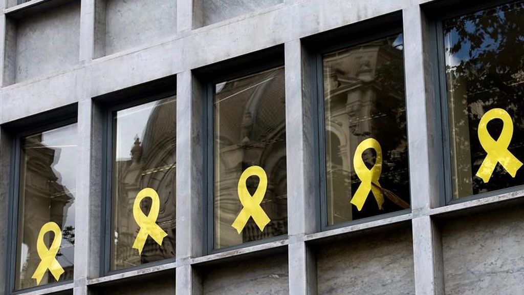 Torra cumple la orden de la JEC y retira los símbolos independentistas Torra cumple la orden de la JEC y retira los símbolos independentistas