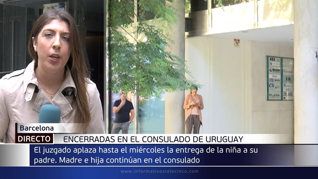 Una madre continua encerrada con su hija de siete años en este Consulado de Uruguay en Barcelona