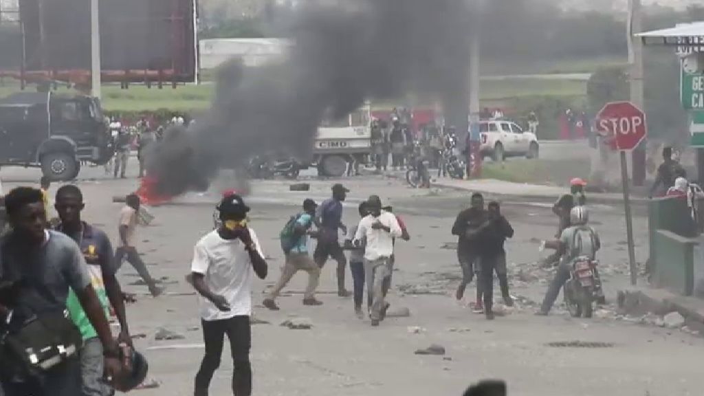 Miles de jóvenes exigen la renuncia del presidente de Haití