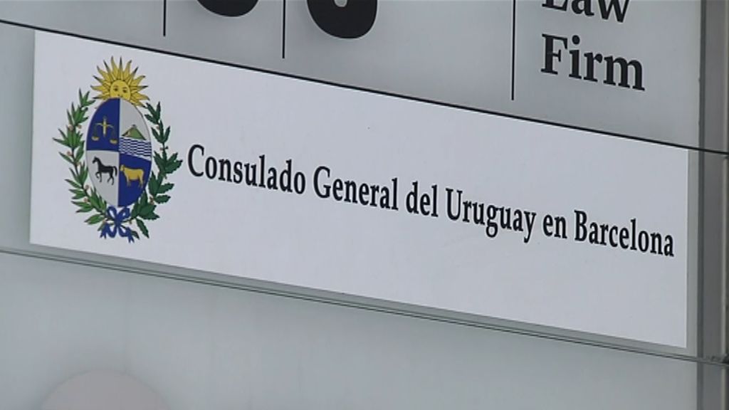Una madre continua encerrada con su hija de siete años en este Consulado de Uruguay en Barcelona