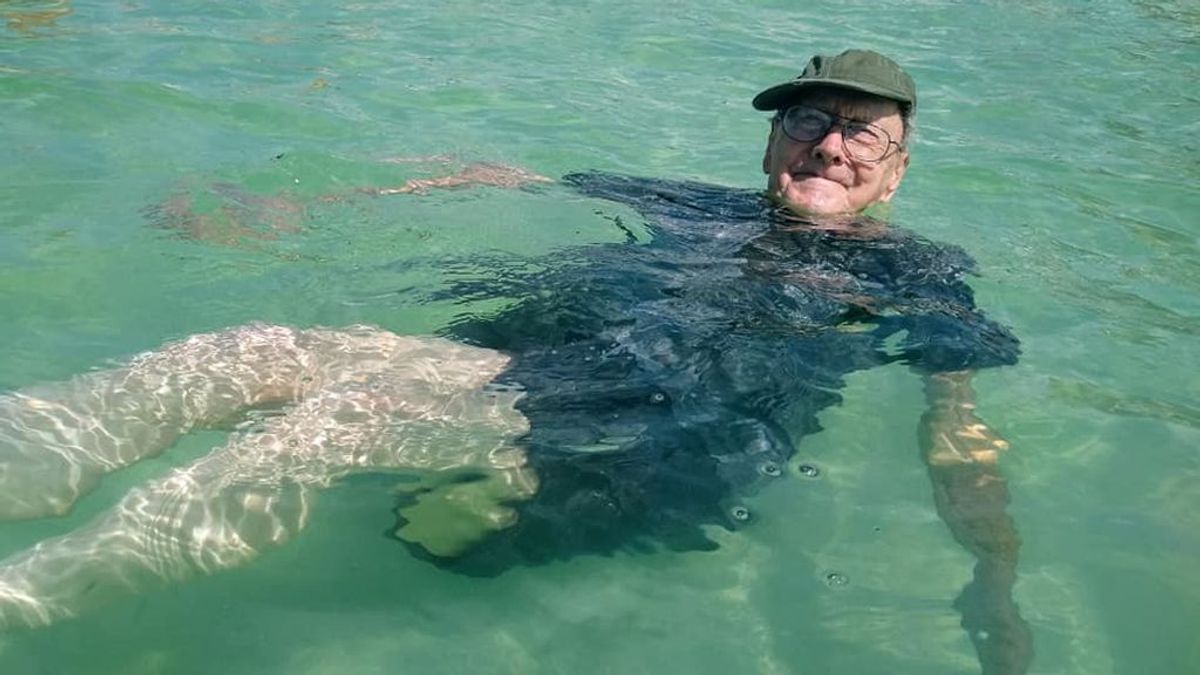 Las enternecedoras imágenes de un anciano de 93 años que conoce el mar por primera vez