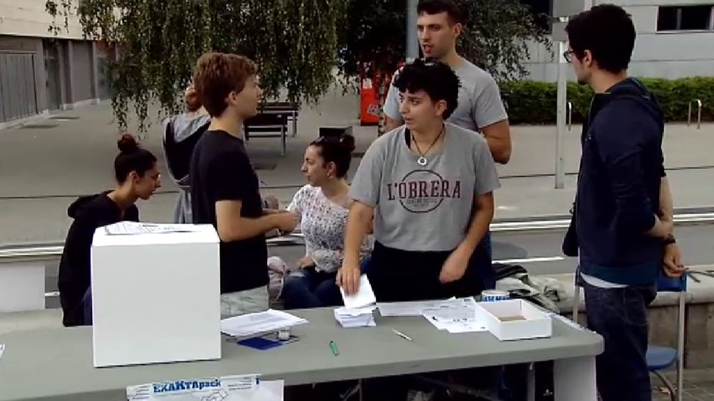 Los vecinos de Sabadell celebran su particular consulta sobre monarquía o república