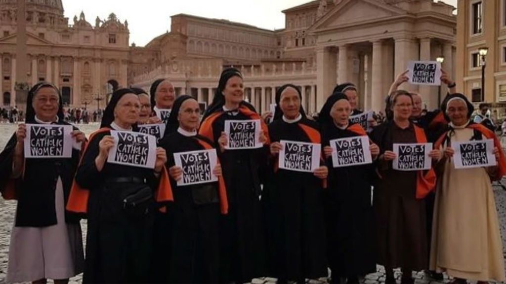 El feminismo llega a la Iglesia: un grupo de religiosas se manifiesta en el Vaticano para reivindicar la igualdad en la institución