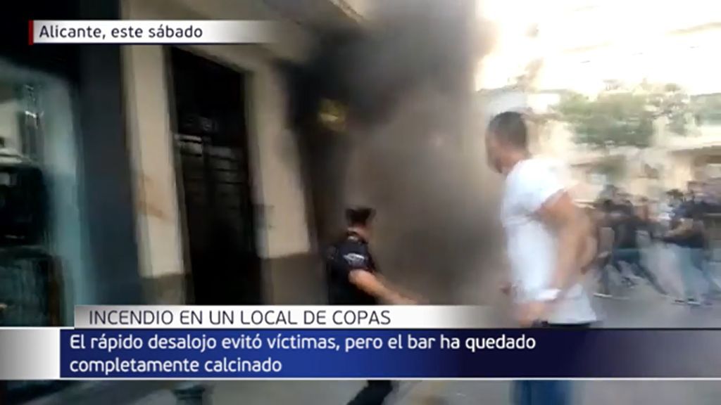Un incendio calcina un local de copas abierto al público en Alicante