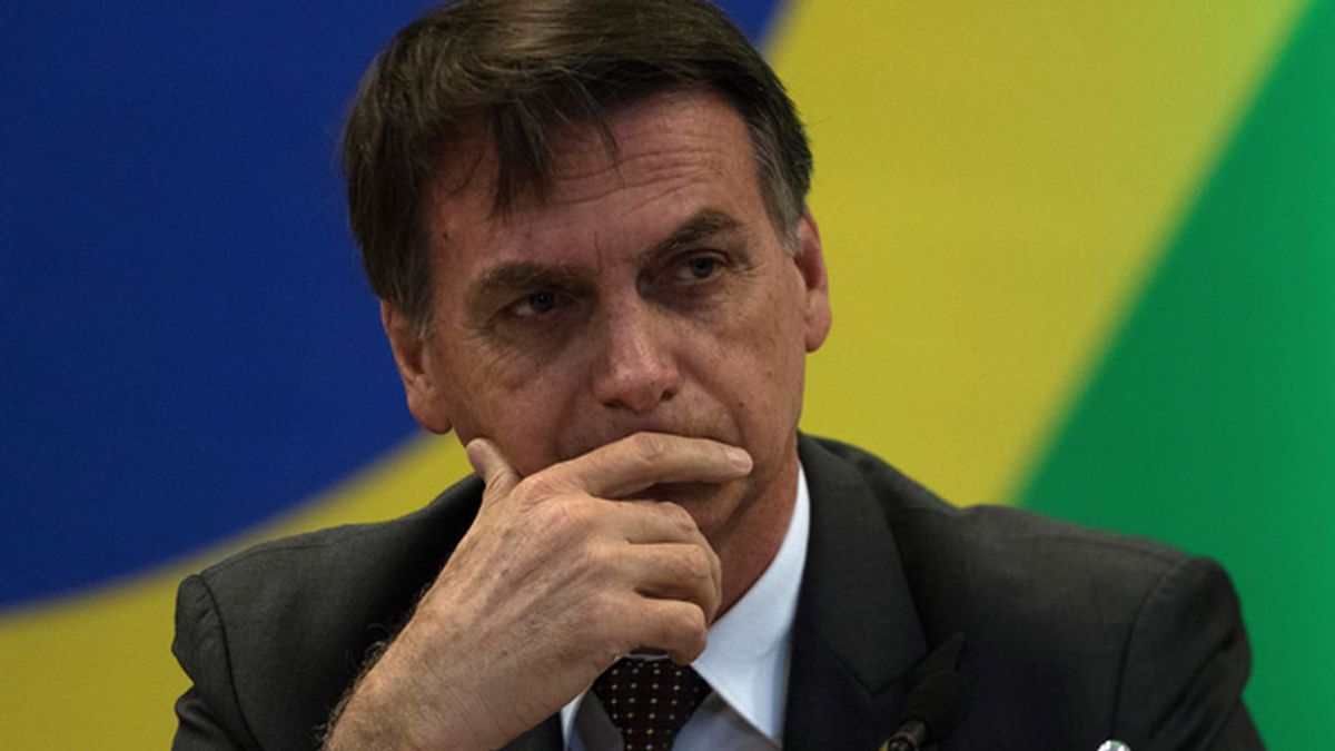 Bolsonaro ordena investigar el origen de las manchas de petróleo que se extienden por más de 115 playas de Brasil