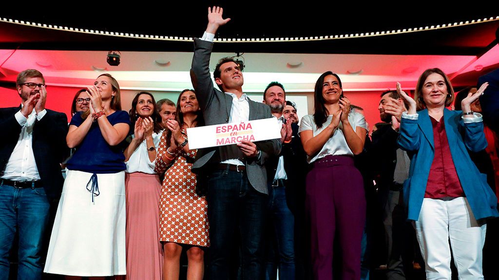 Rivera critica el rechazo de Sánchez a su oferta de diálogo Rivera critica el rechazo de Sánchez a su oferta de diálogo