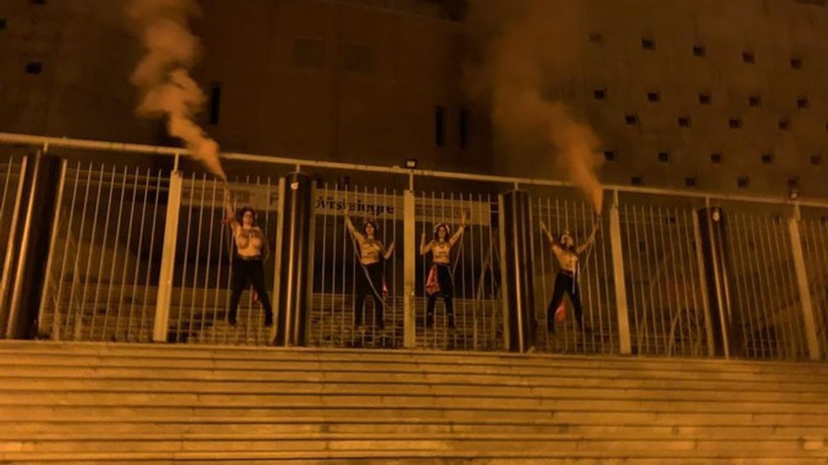 Cuatro activistas de Femen se encadenan en Vistalegre antes del mitin de Vox
