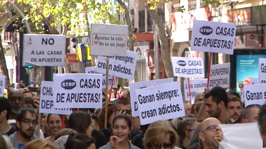 "Fuera casas de apuestas de nuestros barrios": cientos de personas protestan en Madrid contra su proliferación