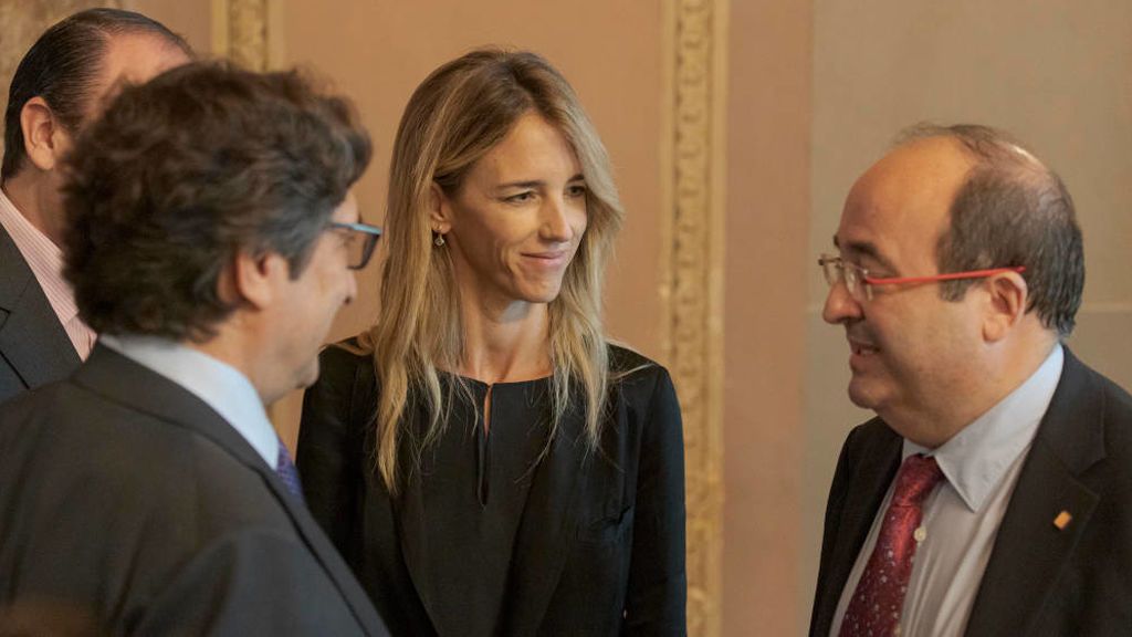 Álvarez de Toledo a Iceta en los pasillos: "Vote con los constitucionalistas" Álvarez de Toledo a Iceta en los pasillos: "Vote con los constitucionalistas"