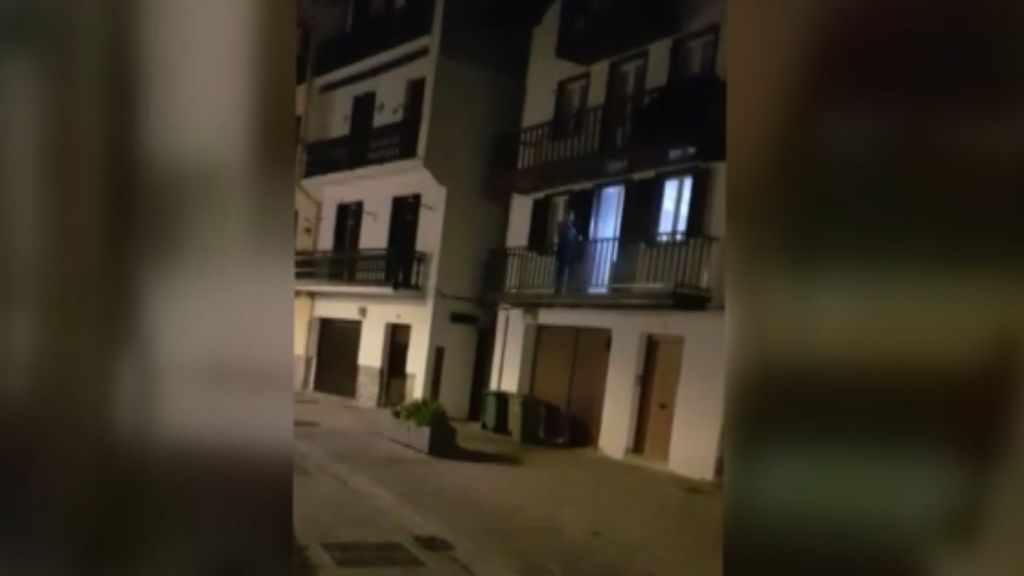 Denuncian a un hombre por efectuar 3 disparos con una escopeta desde un balcón en Fuenterrabía, Guipúzcoa
