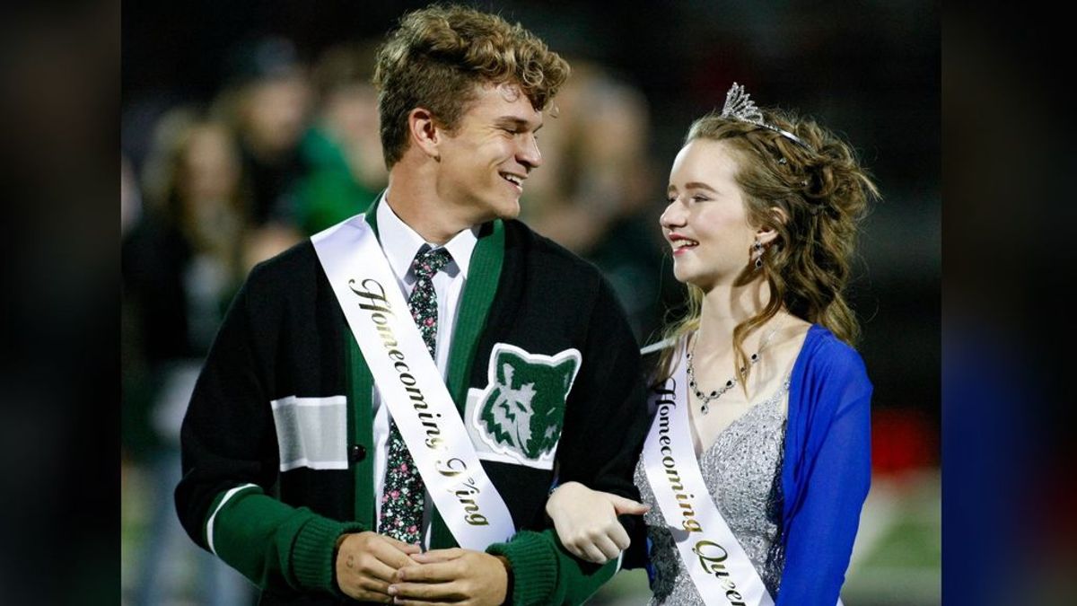 Un amigo le dispara en la cabeza y dos años después se convierte en la reina del baile de in de curso Un amigo le dispara en la cabeza y dos años después se convierte en la reina del baile de in de curso