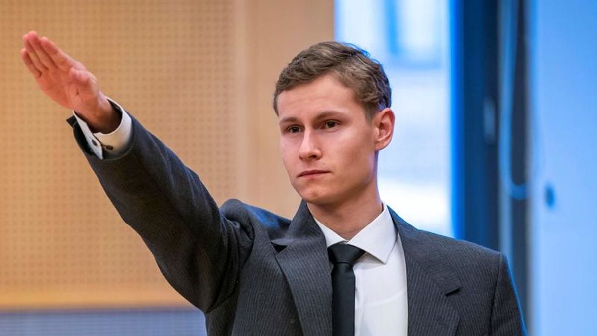 El acusado del tiroteo en una mezquita de Oslo realiza un saludo nazi ante los jueces