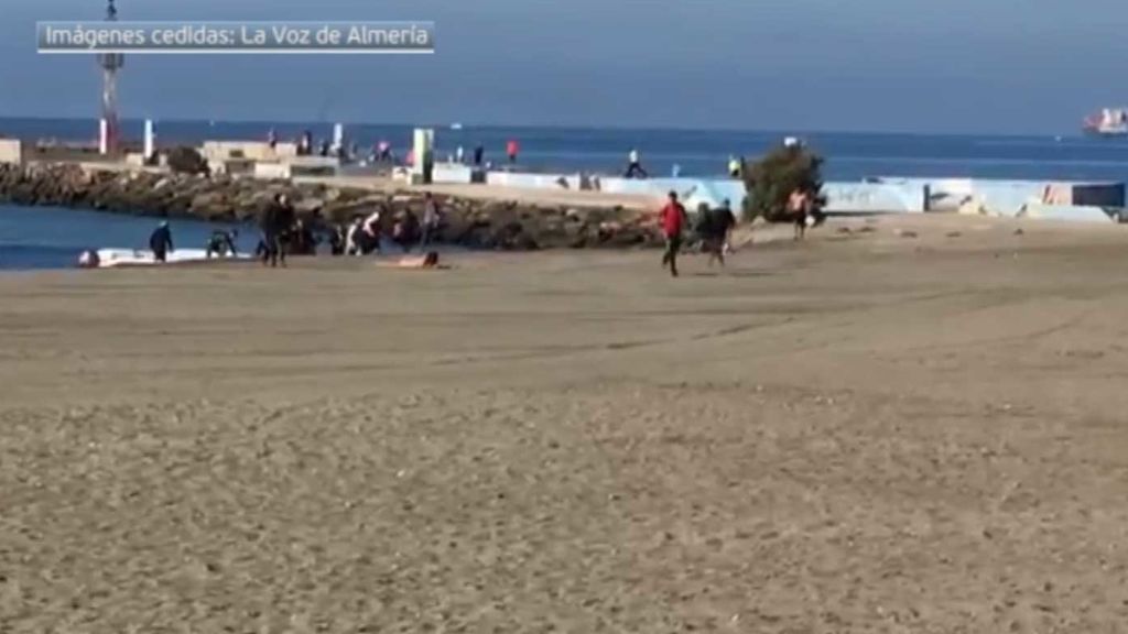 Los inmigrantes llegan a la playa de Almería a plena luz del día