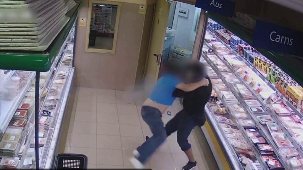 Atraco con rehenes en Barcelona: un preso fugado desata el pánico en un supermercado de Barcelona