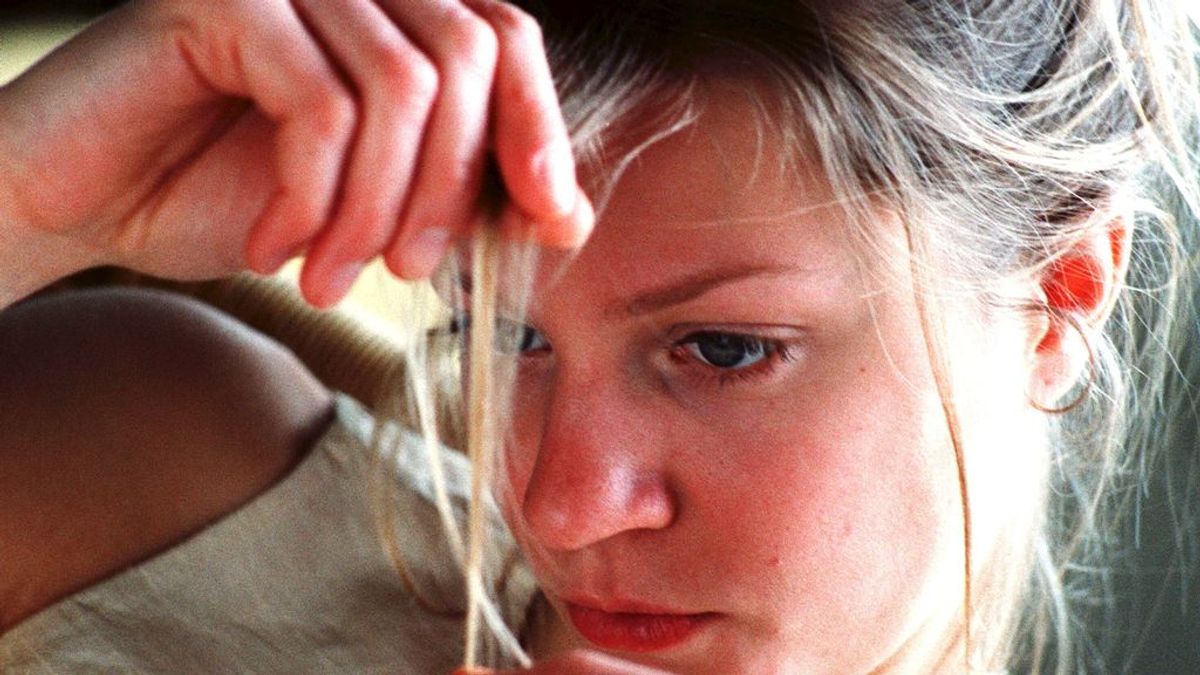 Se me cae el pelo más que nunca: una experta explica por qué se da la alopecia en las mujeres y cómo tratarla