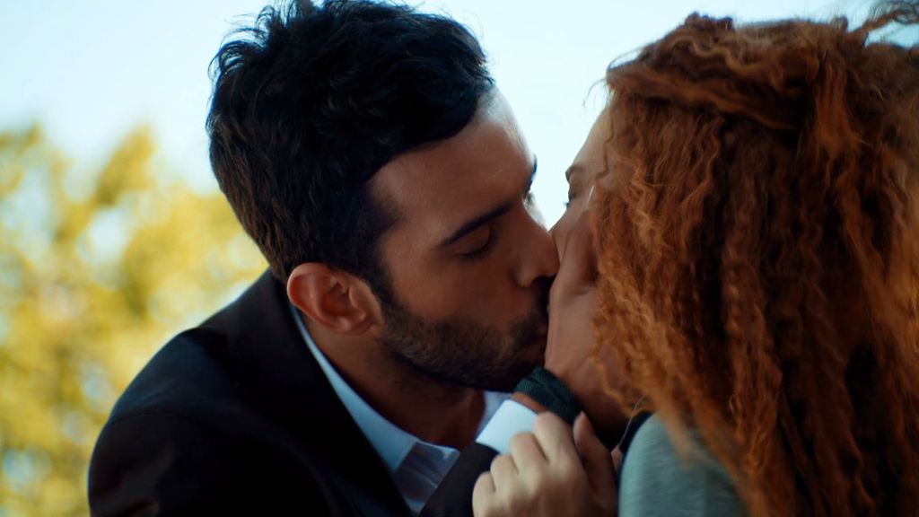 Un beso robado protagoniza el primer capítulo de 'Te alquilo mi amor'