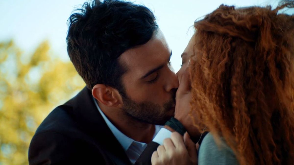 Un beso robado protagoniza el primer capítulo de 'Te alquilo mi amor'