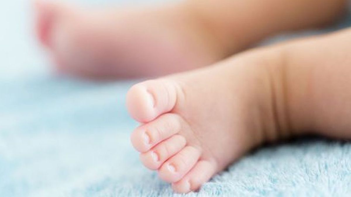 Un bebé de tres semanas pudo morir aplastada por el padre