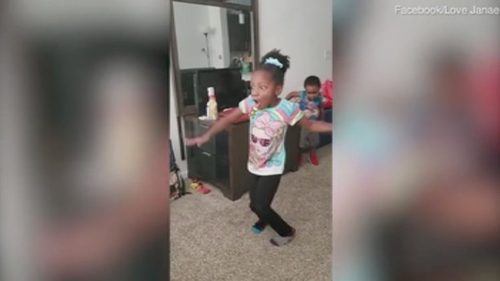 Una niña de 6 años con parálisis cerebral da sus primeros pasos y el vídeo se hace viral