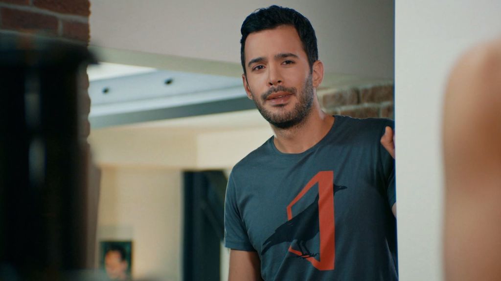 Ömer se siente atraído por Defne
