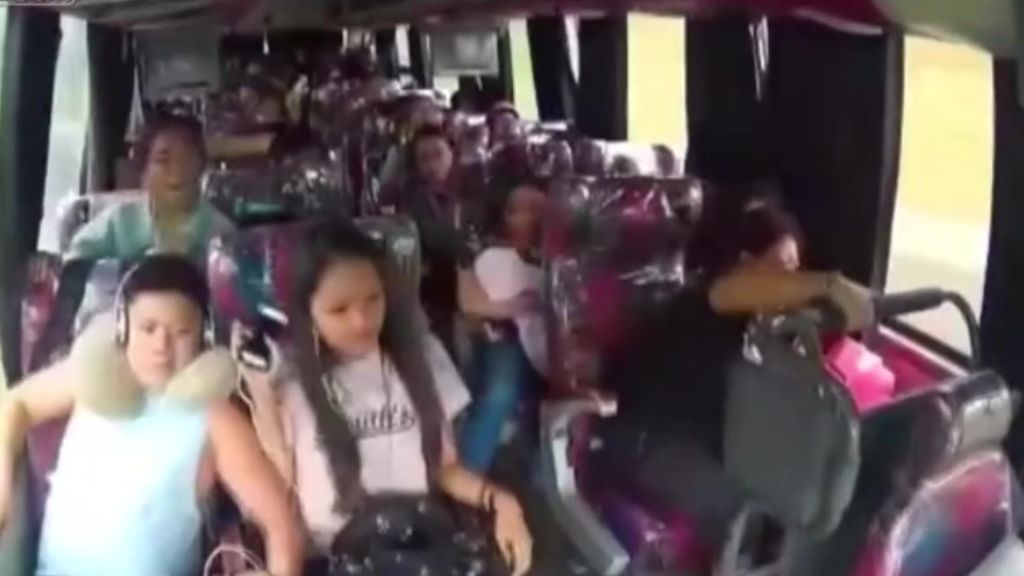 Las impactantes imágenes de los pasajeros de un autobús que sufren un accidente en Filipinas