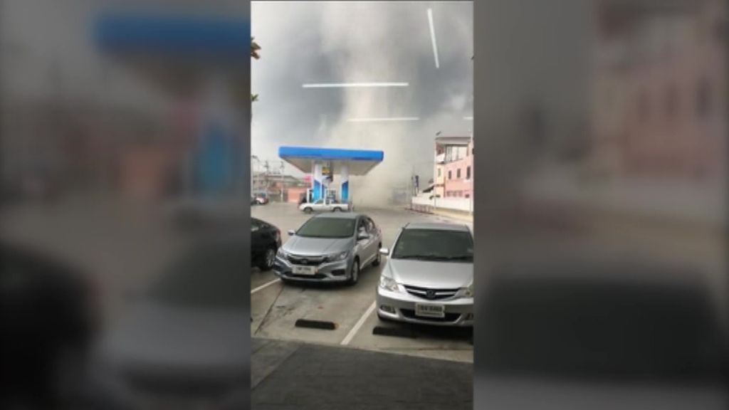 Un espectacular tornado atemoriza a los vecinos de una localidad del Glofo de Tailandia