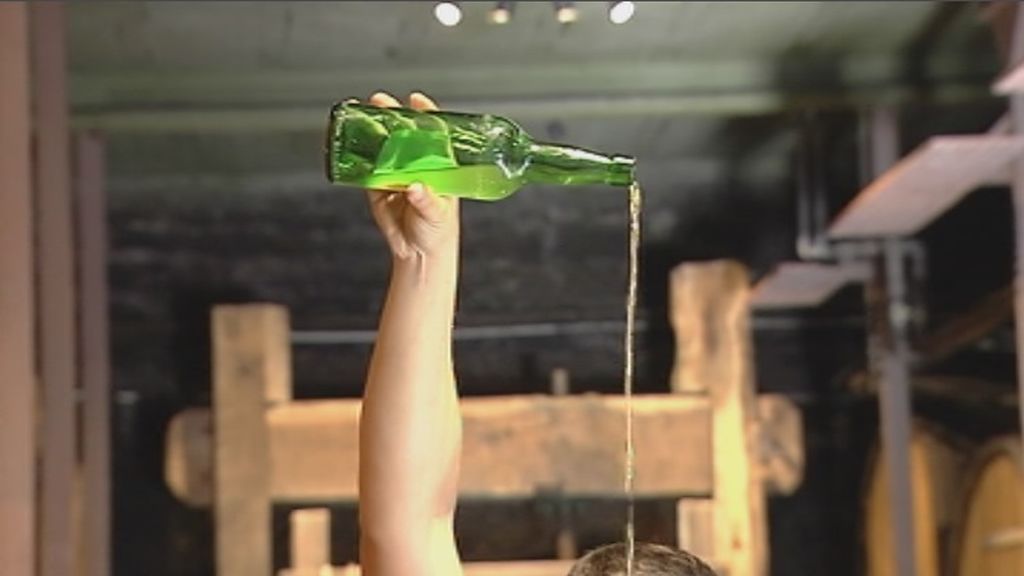 Una botella de sidra enfrenta a asturianos con un cántabro