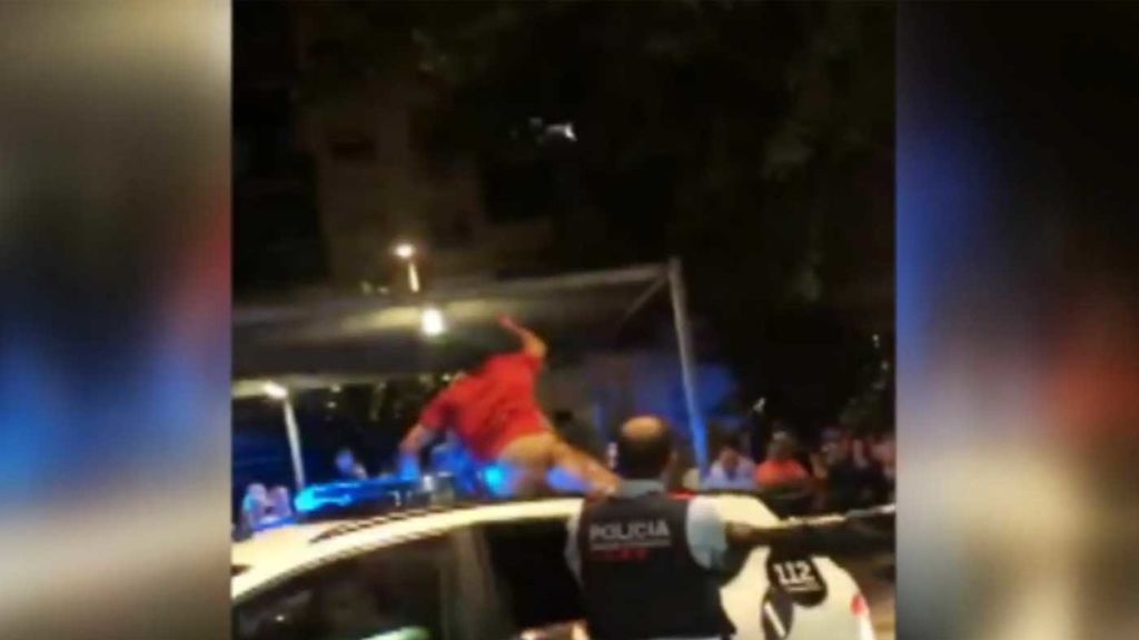 Un detenido en Barcelona revienta los cristales de un coche patrulla e intenta escapar