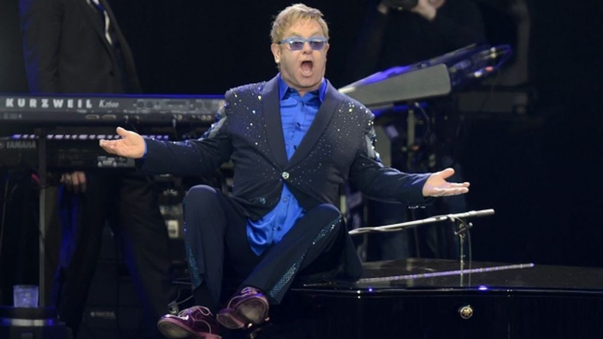 Elton John cuenta en su autobiografía como Isabel II abofeteó a su sobrino por desobedecerla en su presencia