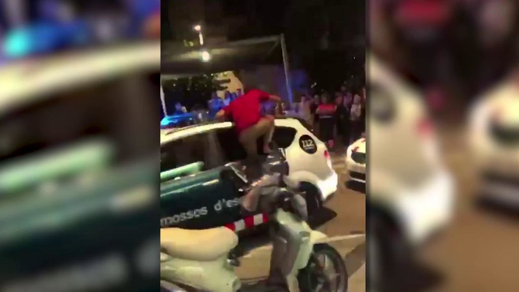 Un detenido, fuera de sí, intenta escapar rompiendo la ventanilla de un coche de los Mossos