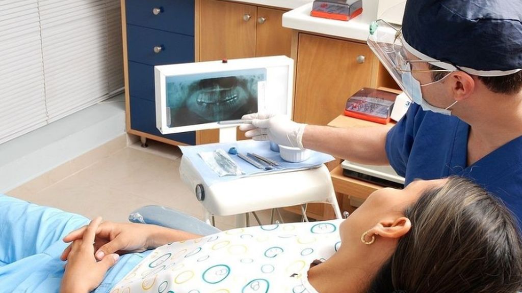 Ellas se cepillan más los dientes que ellos: la mitad de los españoles va al dentista una vez al año Ellas se cepillan más los dientes que ellos: la mitad de los españoles va al dentista una vez al año