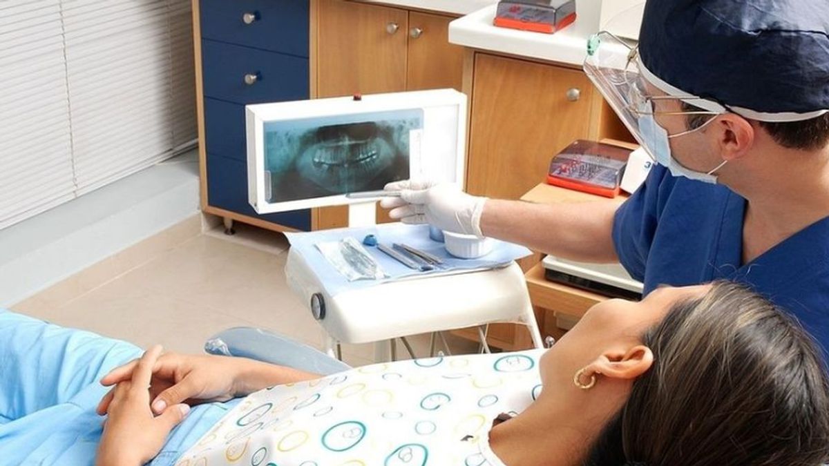 Ellas se cepillan más los dientes que ellos: la mitad de los españoles va al dentista una vez al año