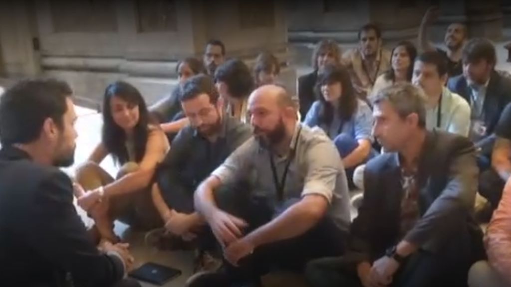 Sentada de periodistas en la Cámara de Cataluña para protestar por las agresiones y presiones
