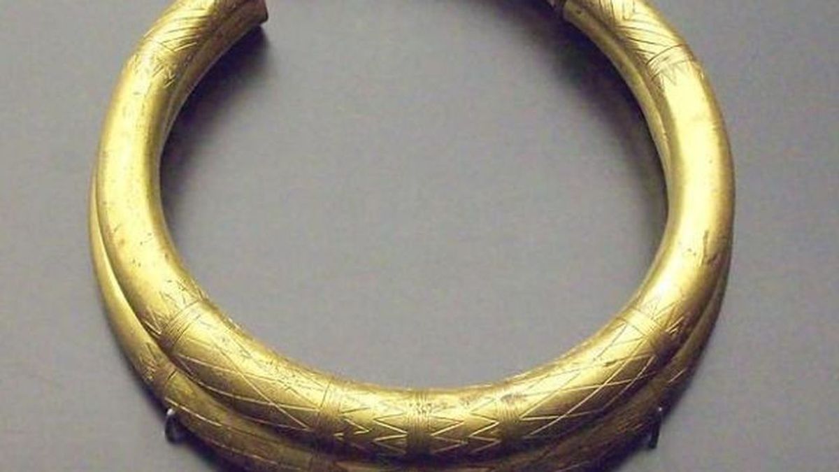 Halla con un detector de metales una pulsera de oro de 4.000 años de antigüedad