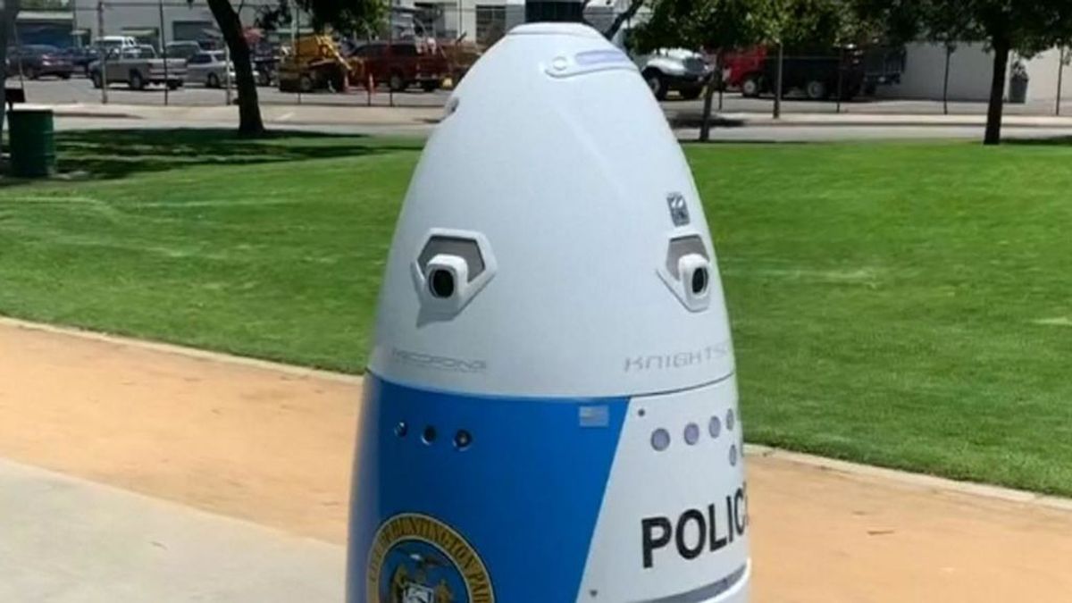 Un robot policía de patrulla en un parque de California ordena "apartarse del camino" a una mujer que le pedía auxilio