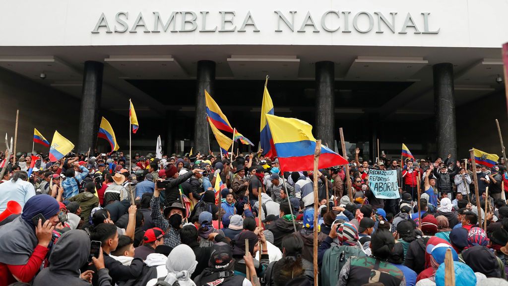 Los manifestante ocupan la sede del Gobierno pero Lenín Moreno asegura que no dimitirá