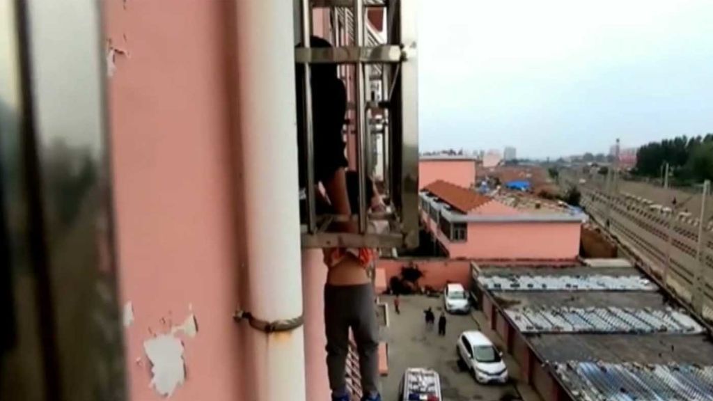 Rescatan a un niño atrapado en el balcón de su casa a punto de caer al vacío