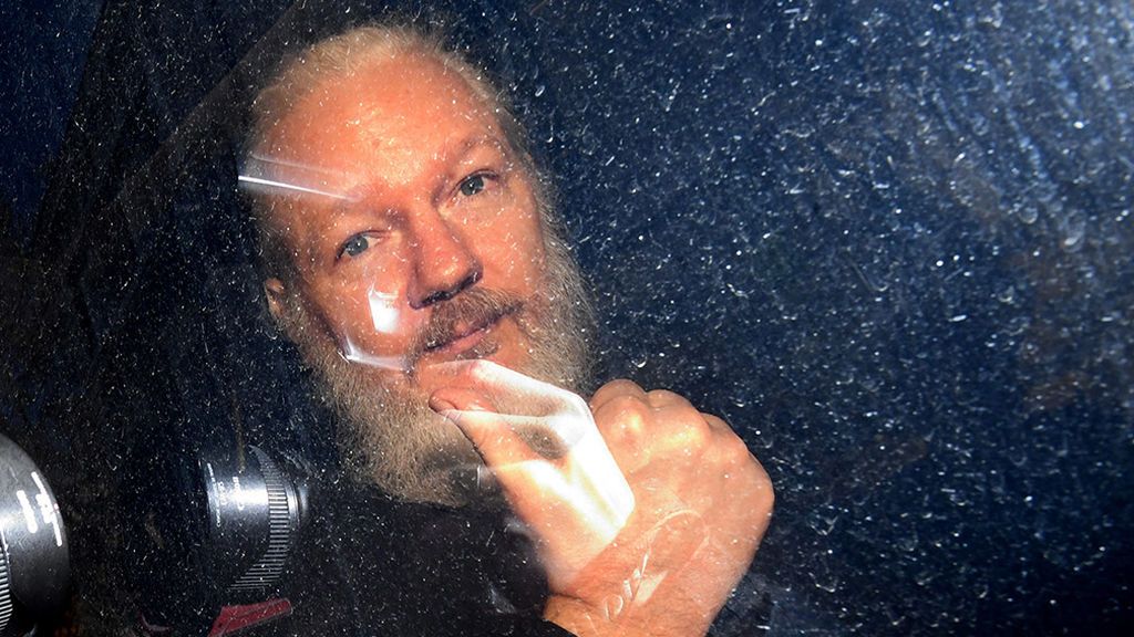Assange denuncia que una empresa española robó un pañal con heces de un bebé para ver si era su hijo Assange denuncia que una empresa española robó un pañal con heces de un bebé para ver si era su hijo