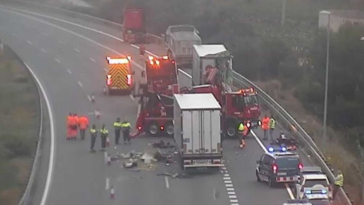 Mueren dos personas en el choque entre dos camiones en un atasco en la AP-7