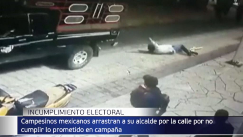 Arrastran por la calle a un alcalde "incumplidor" atado a una camioneta en México
