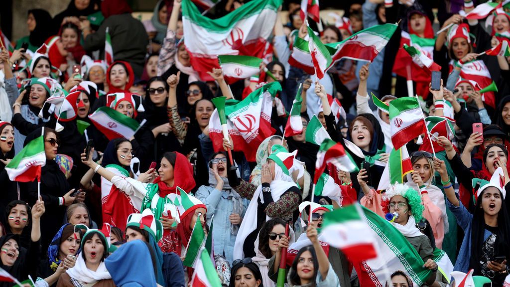 Las mujeres asisten por primera vez desde la Revolución a un partido de fútbol en Teherán