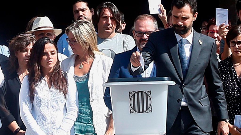 El tribunal Constitucional avisa al presidente del Parlament de que no puede insistir en la autodeterminación ni en la reprobación al Rey El tribunal Constitucional avisa al presidente del Parlament de que no puede insistir en la autodeterminación ni en la reprobación al Rey