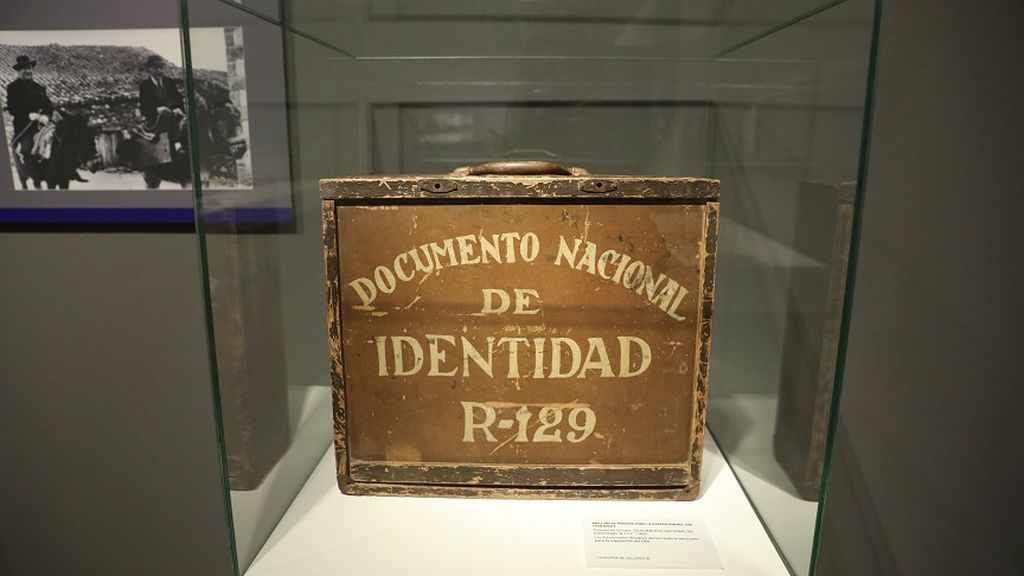 Hace 75 años el primer DNI llevaba un águila imperial, una bandera de España y fue para Franco Hace 75 años el primer DNI llevaba un águila imperial, una bandera de España y fue para Franco
