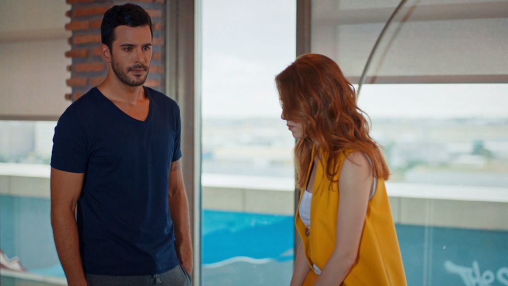 Ömer descubre que le han robado los zapatos