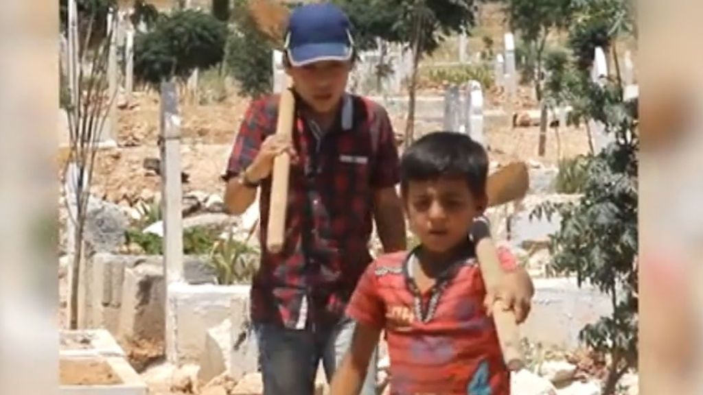 Con 15 y 8 años, trabajan de sepultureros junto a su padre en Siria