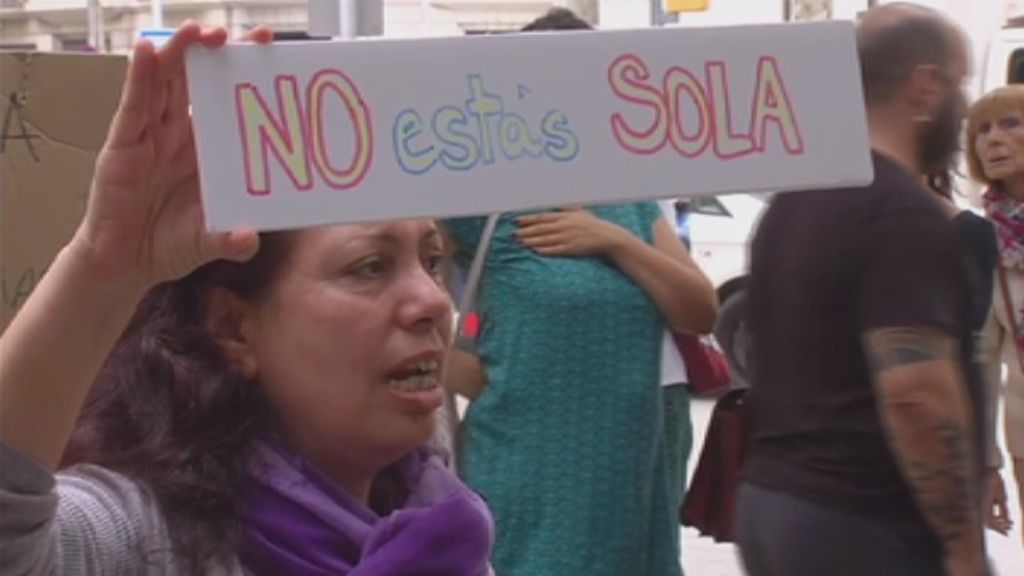 La madre encerrada en el consulado de Uruguay entrega a su hija a los Mossos