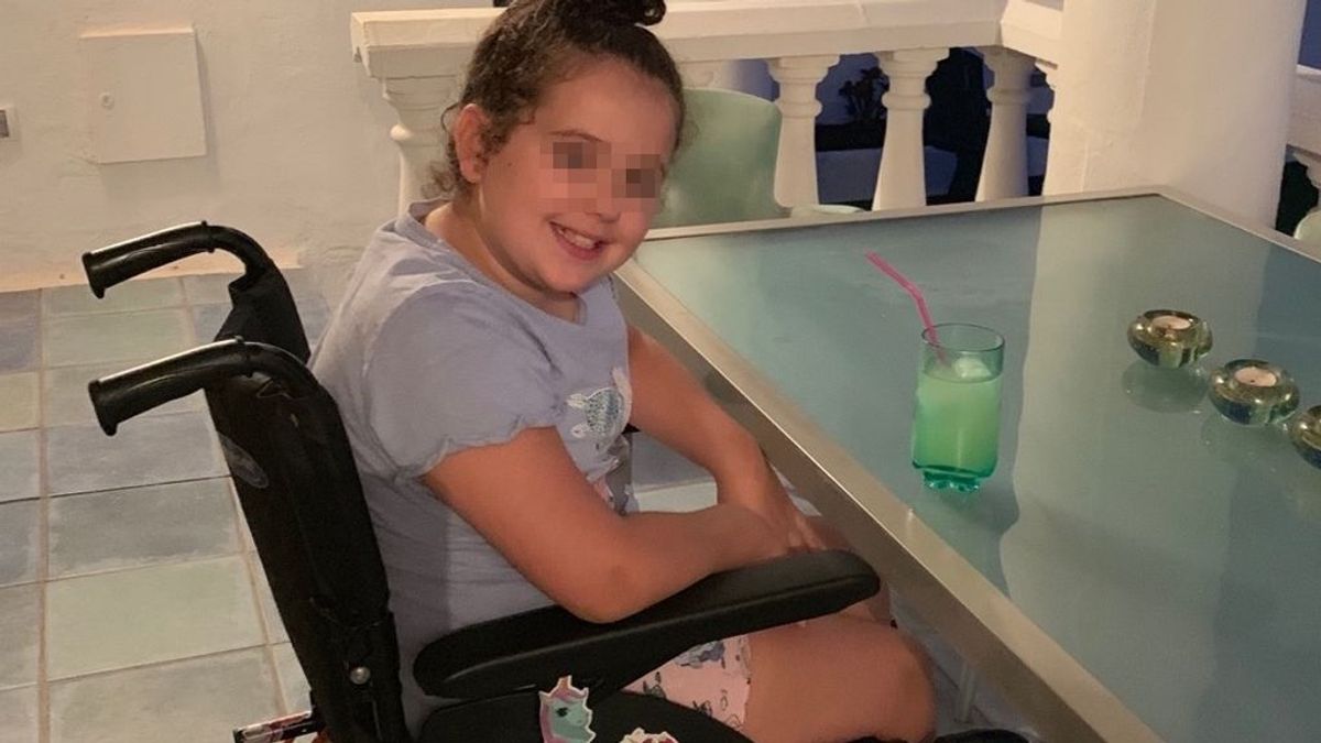 Una niña de 9 años se queda paralítica tras caerse al hacer una voltereta: sufre un raro trastorno cerebral